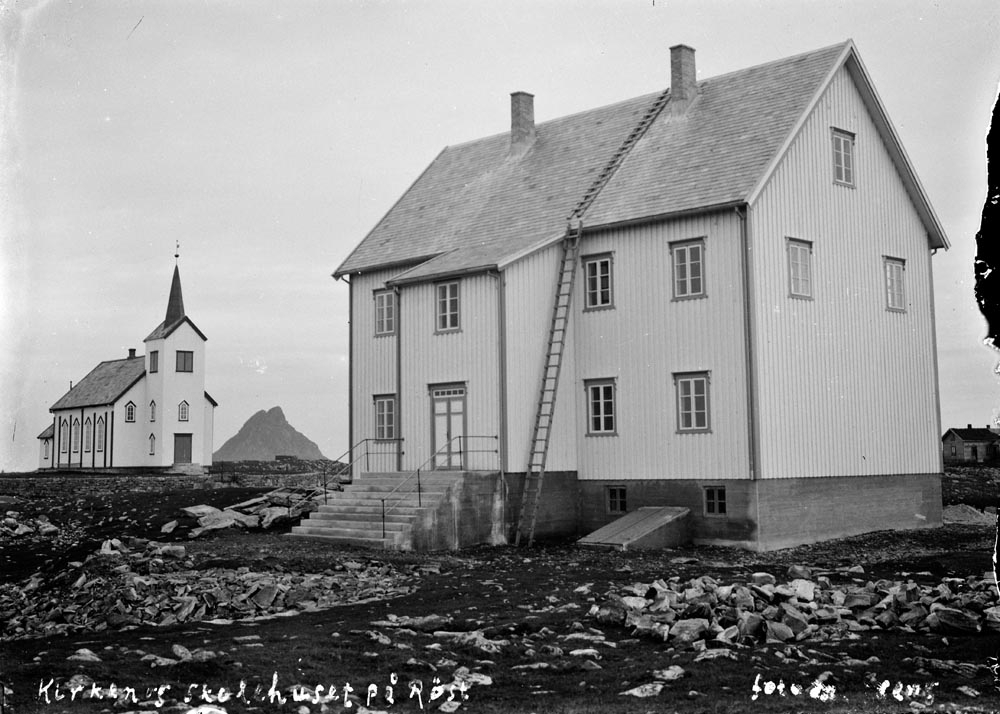 Røst. Kirken og skolehuset på Røst.