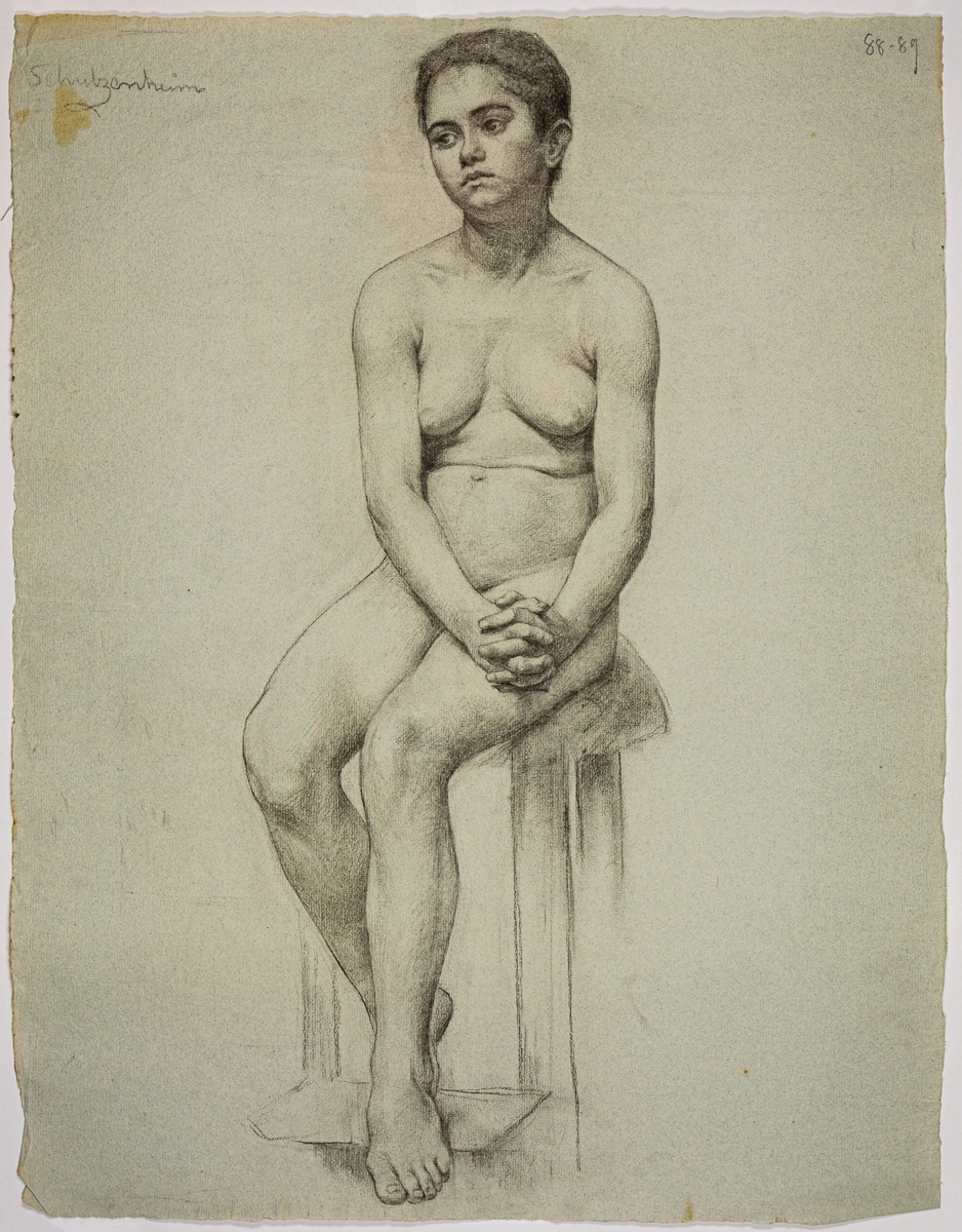 Modellritning/modellstudie, porträtt av naken, sittande ung kvinna med uppsatt hår. Händerna knäppta i knät. Signerad Schulzenheim.