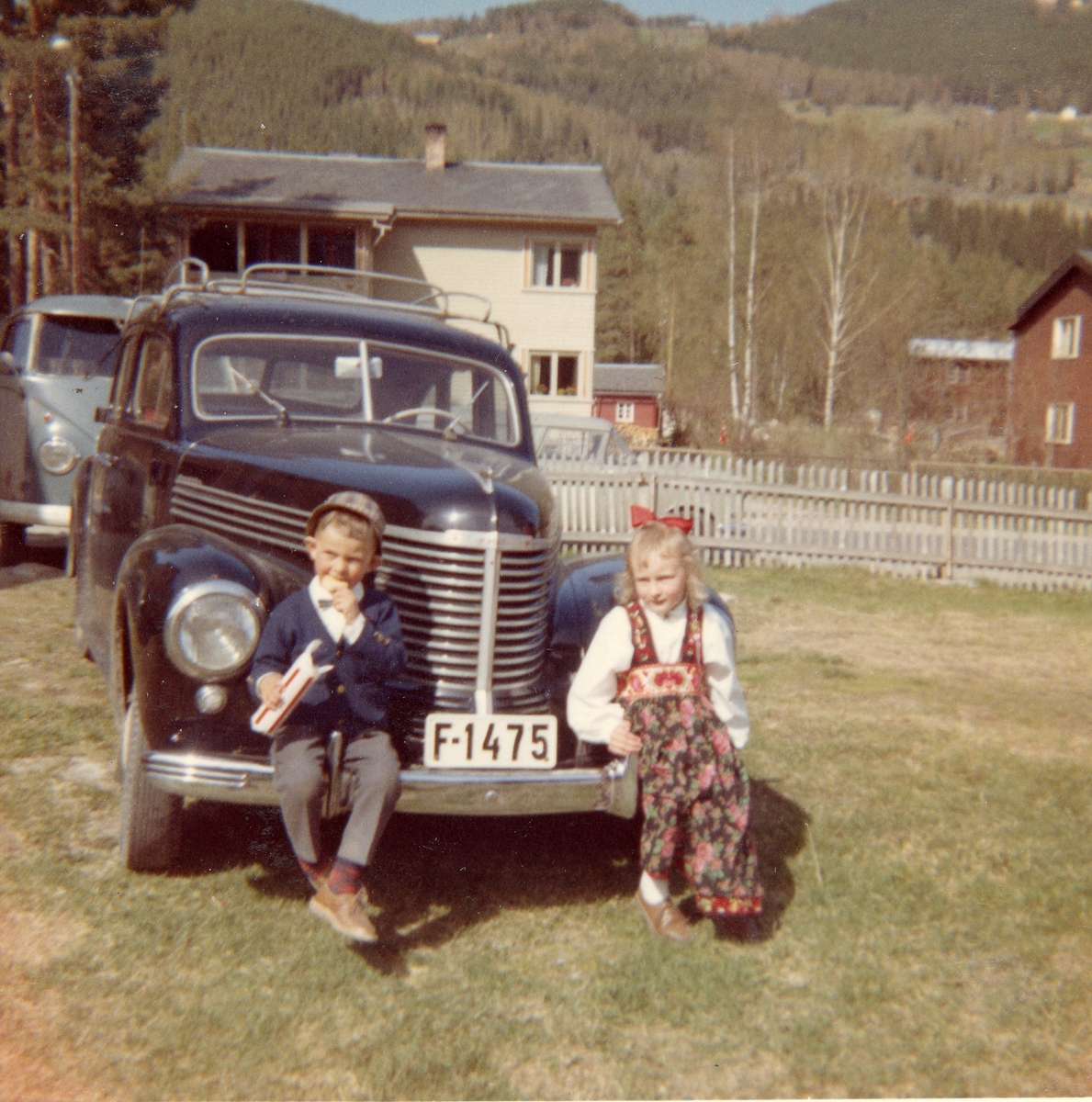 17. mai 1964. Gammel bil F-1475 Opel Kaptein 1950 tilhørende Andres Olson Stensgård. Fra høyre søskenbarna Ole Karlsen fra Hurum og Kari Møen