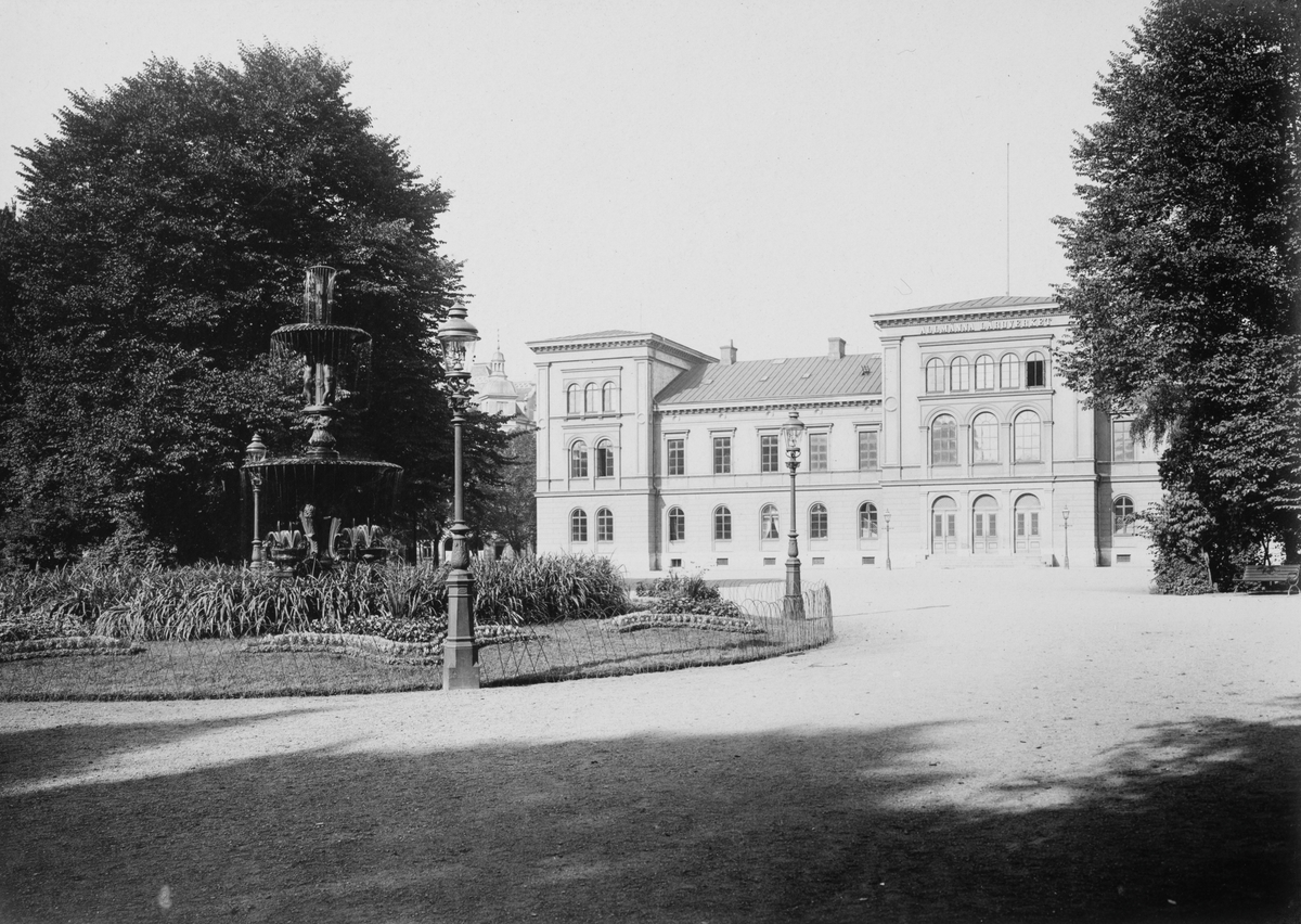 Rådhuset i Jönköping, tidigare Allmänna läroverket. Den 18 oktober 1913 invigdes det nya läroverkshuset och den gamla skolbyggnaden blev hädanefter Jönköpings rådhus.