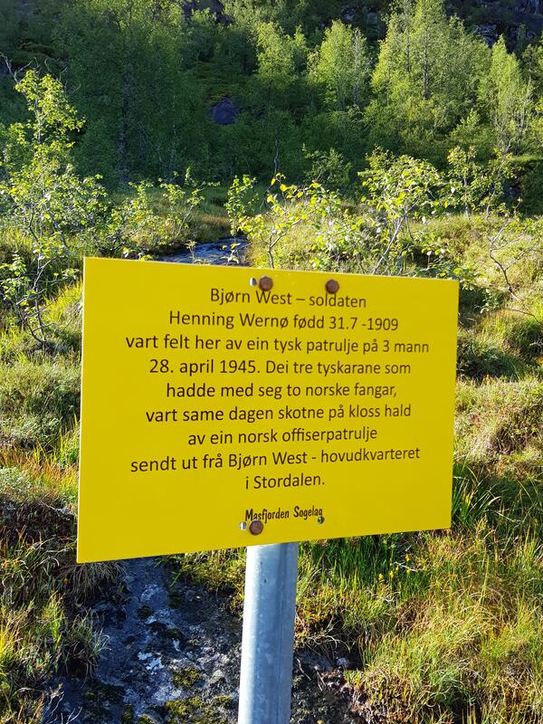 Masfjorden Sogelag har satt opp skilt i Matrefjella som fortel om hendingane. Dette viser kor Henning Wærnø vart felt.