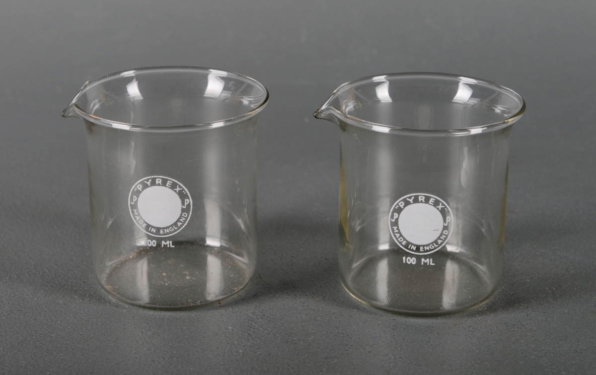 To identiske begerglass av borosilikatglass. De er sylindrisk med en liten helletut oppe på kanten. Begrene er av typen "Pyrex". Slike glass tåler høy varme, kjemikalier og temperaturforandringer og egner seg til kjemiske eksperiment og lignende. De rommer 200 ml.