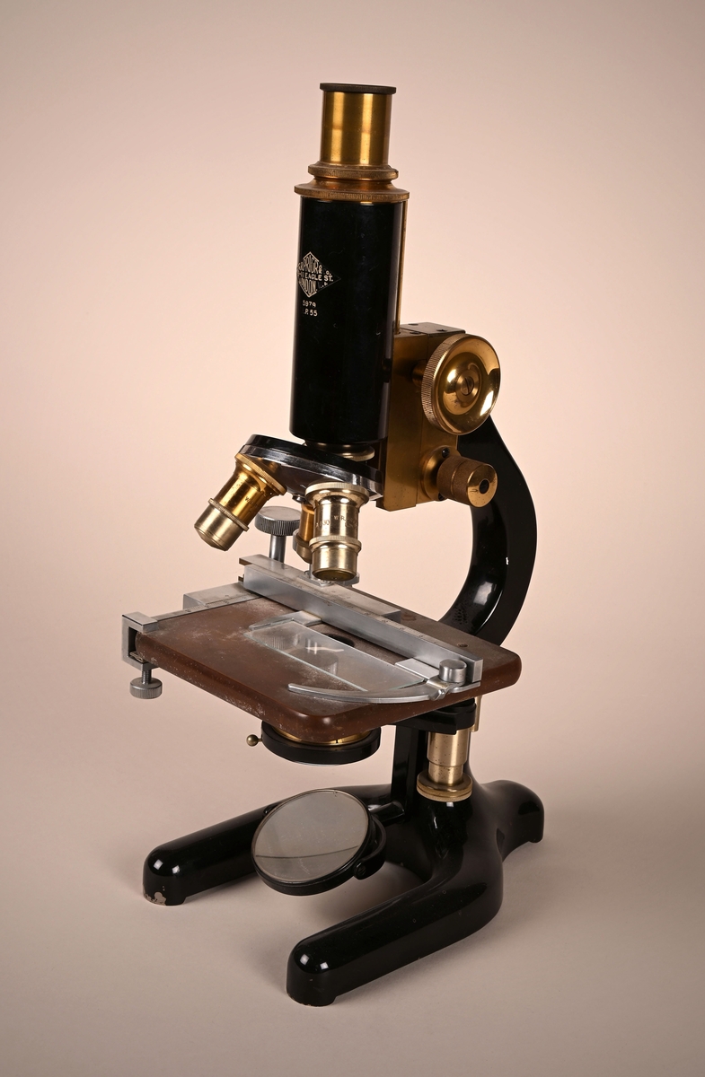 Sort og bronsefarget mikroskop av merket W. R. Prior & Co. Serienummer: 5979