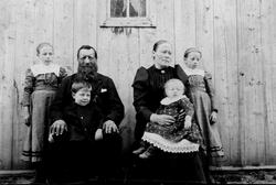 Sylfest Skrinde (f. 1847) med familie