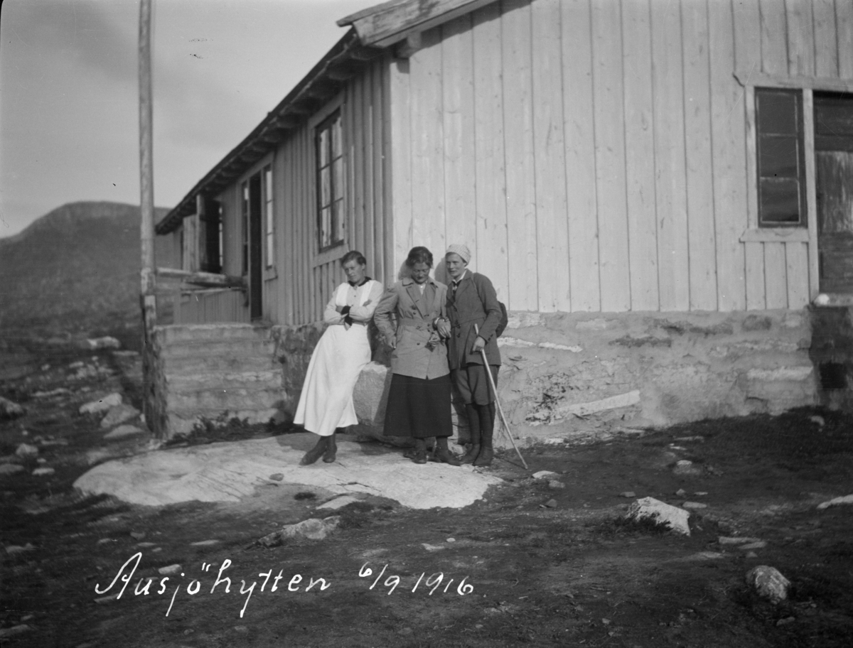 Tre damer utenfor Aursjøhytta, Aursjøen, Lesja