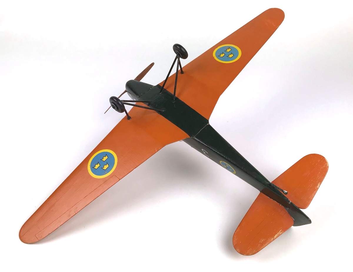 Modell av Klemm Kl 35, Sk 15, byggd av Svens Hjelmérus i trä. Färgsättning mörkgrön kropp, orange vingar, märkt F 3-51. Vindrutor och pilot är av senare datum.