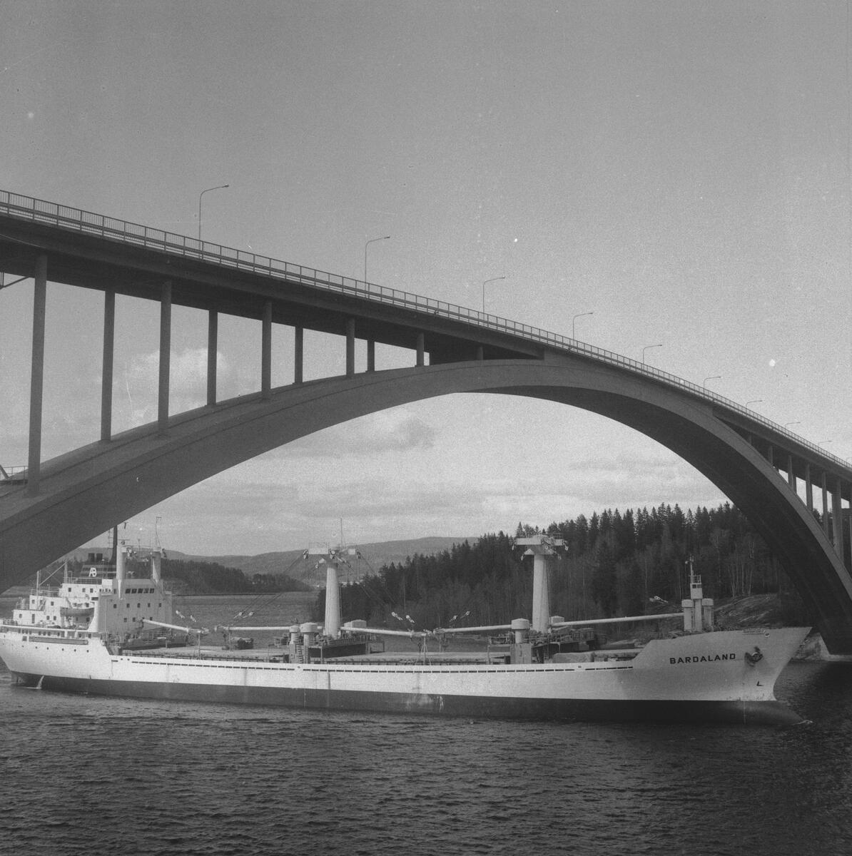 Fartyget Bardaland vid Sandöbron
