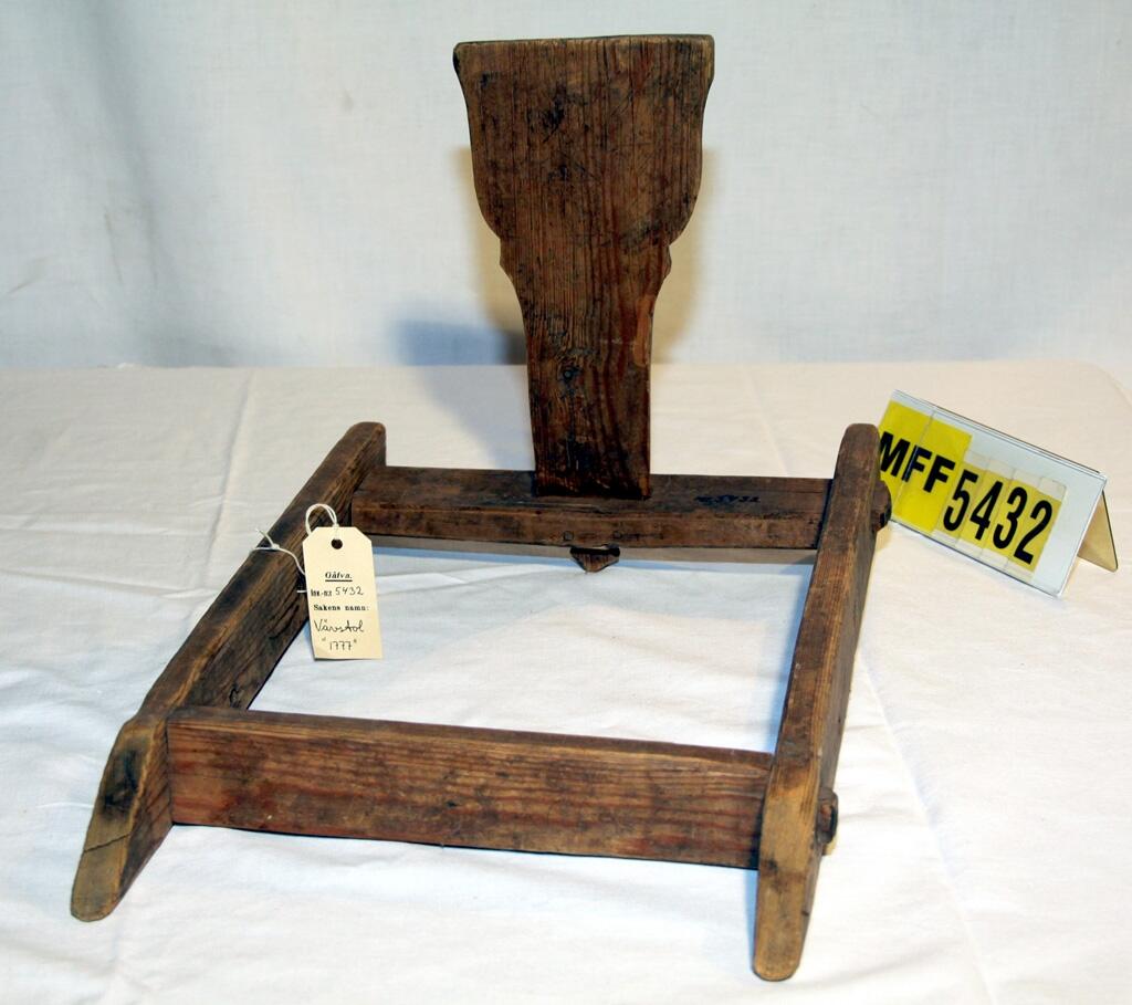 En bandvävstol, som inte är komplett. Inristat på två ställen " HLD? " tillverkningsår " 1777? " är inristat på ett ställe. 