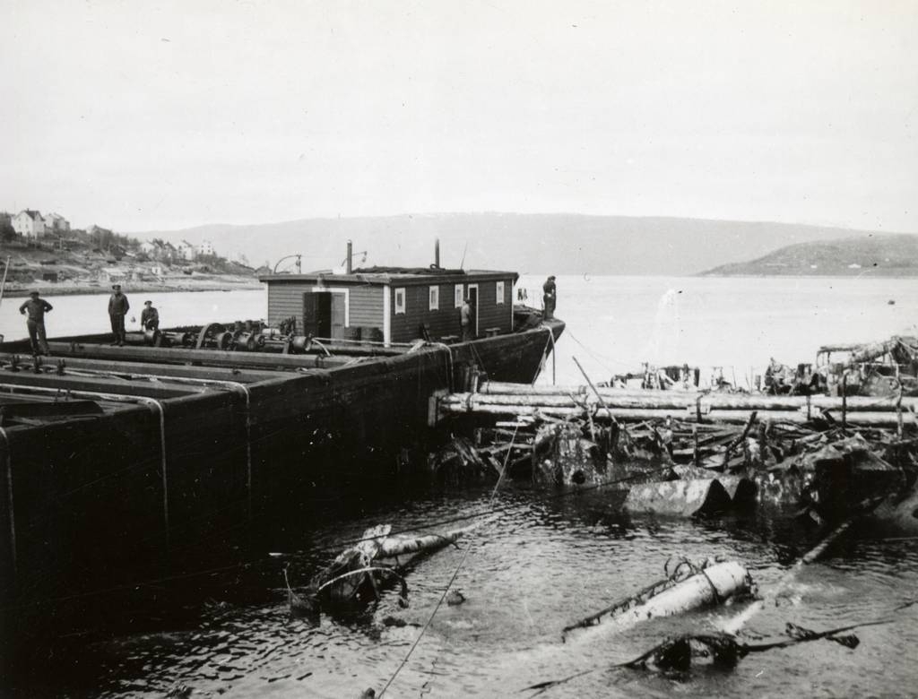 Løftelekteren "Ernst Isle" (opprinnelig seilskip)  tilhørende Bjergningskompaniet brukt til heving/flytting av skipsvrak utenfor Ankenes.
