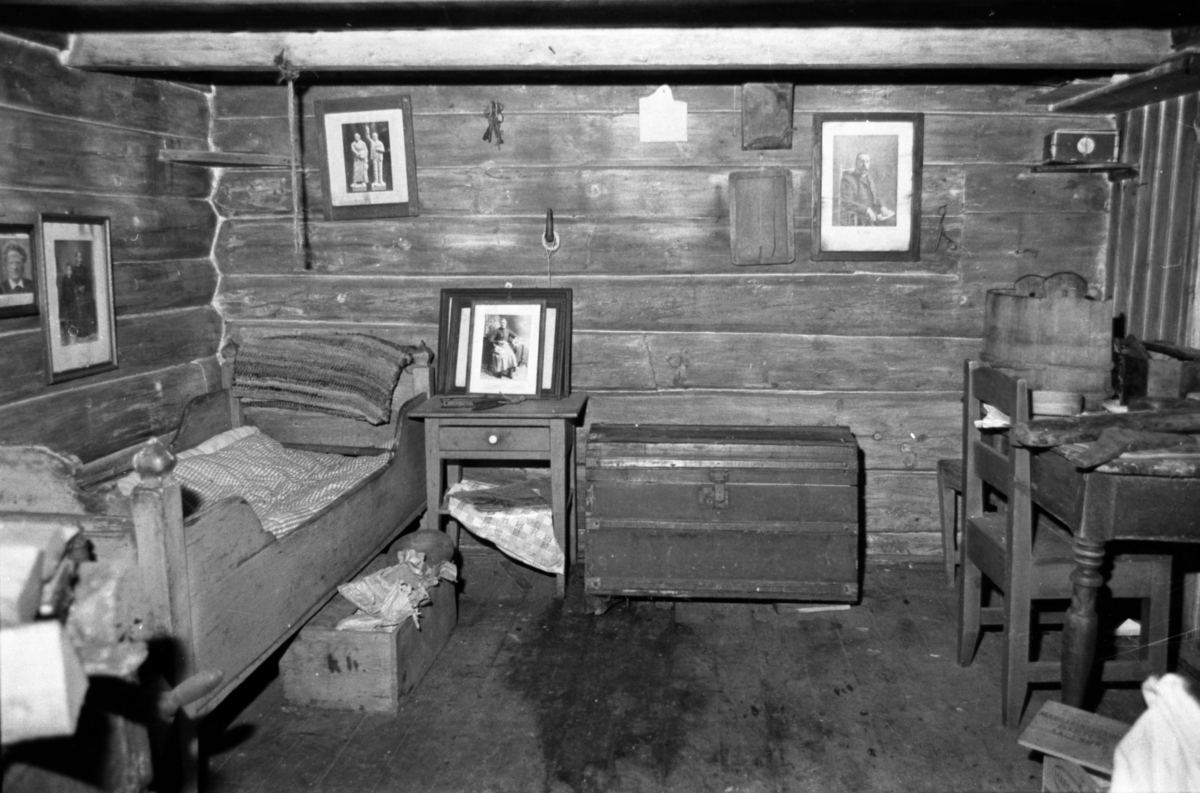 Dokumentasjonsbilder i serie av interiøret i Svarthaugstova fra Herøy før nedtaking og riving. Et sammenbygd hus som bestod av fjøs, løe og stove.