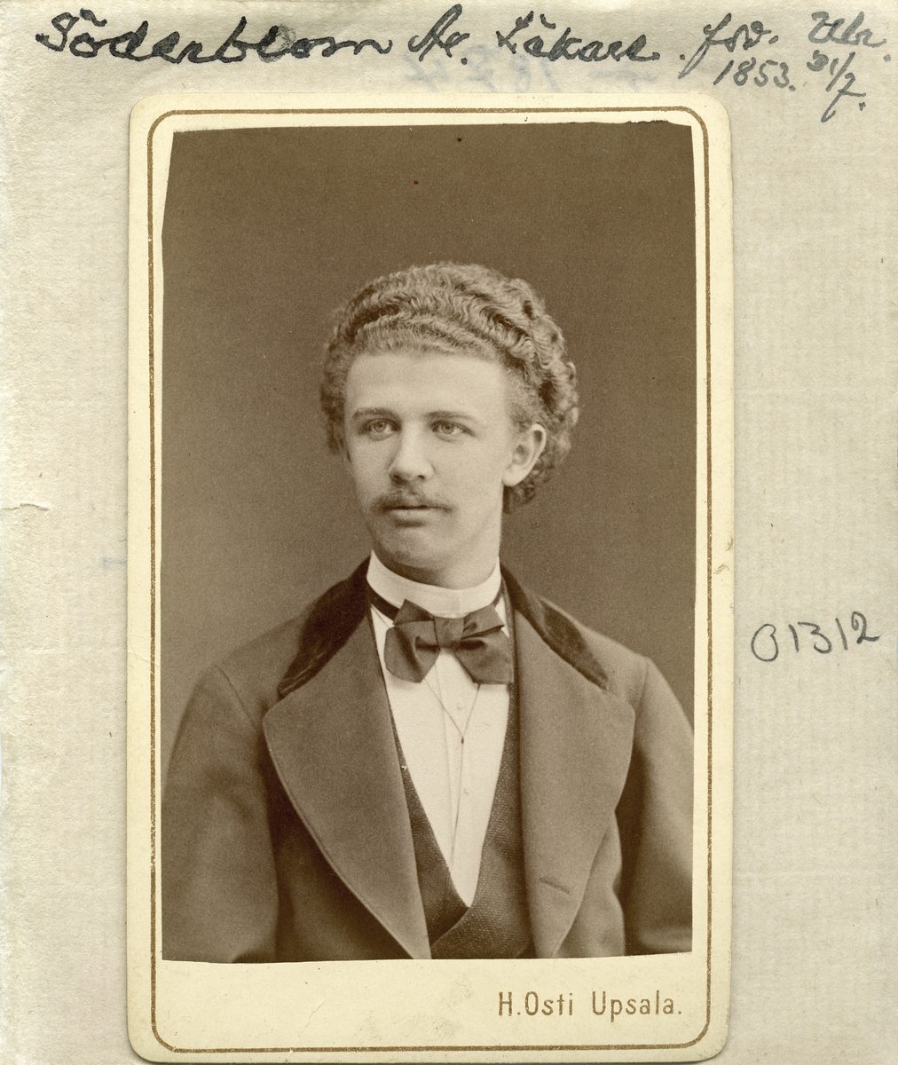 Porträtt av Arvid Söderbom. Född i Kronobergs län 1853 och sedermera provinsialläkare i Ulricehamn. Hans anknytning till Östergötland begränsas till att han från 1892 var gift med Gerda Wigander, född och uppvuxen i Linköping.