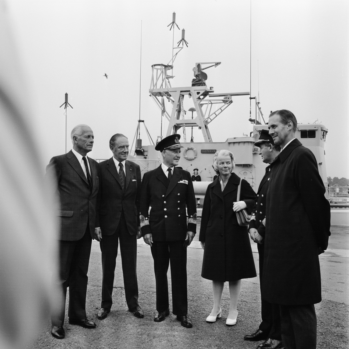 Riksmarskalken och några högre chefer på marinen i samtal under sjösättningen av Västervik.