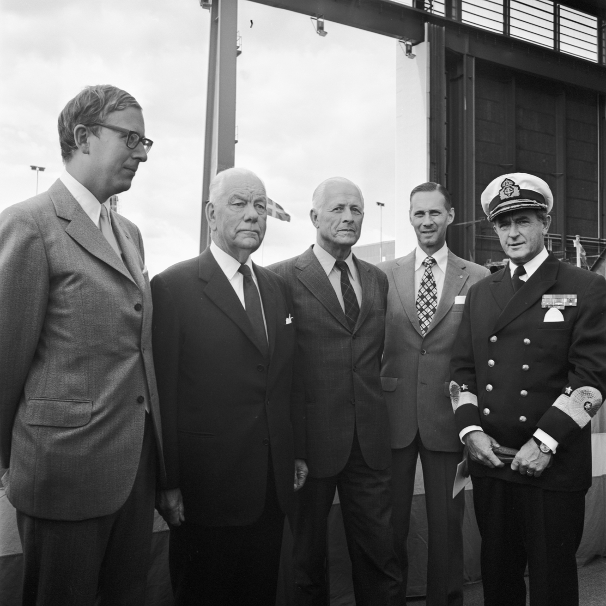 Bilden visar svenska sjöofficerare och chefer från Karlskronavarvet efter sjösättningen T-139 Luleå.
