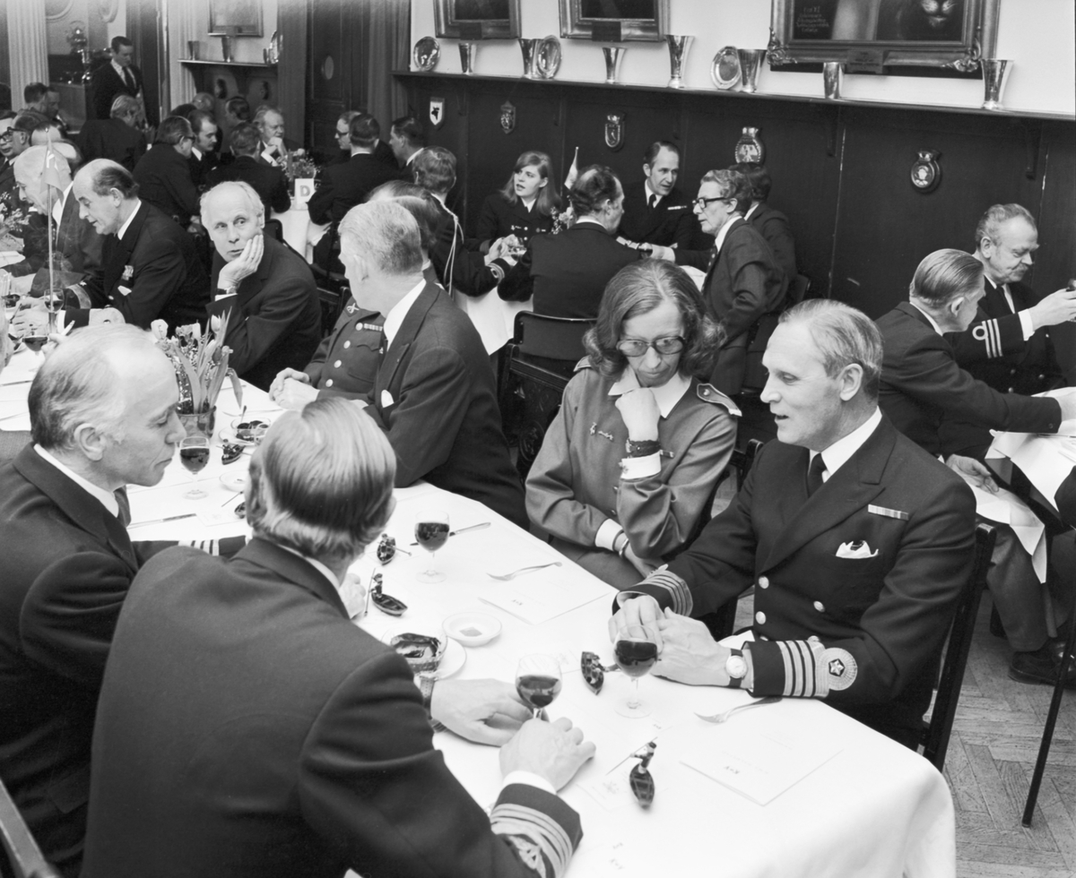 Bilden visar svenska sjöofficerare och chefer från Karlskronavarvet under middagen efter sjösättningen av HMS Halmstad.