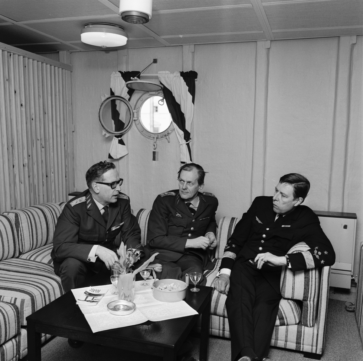 Bilden visar tre höga svenska militäter i samltal efter sjösättningen av HMS Halmstad.