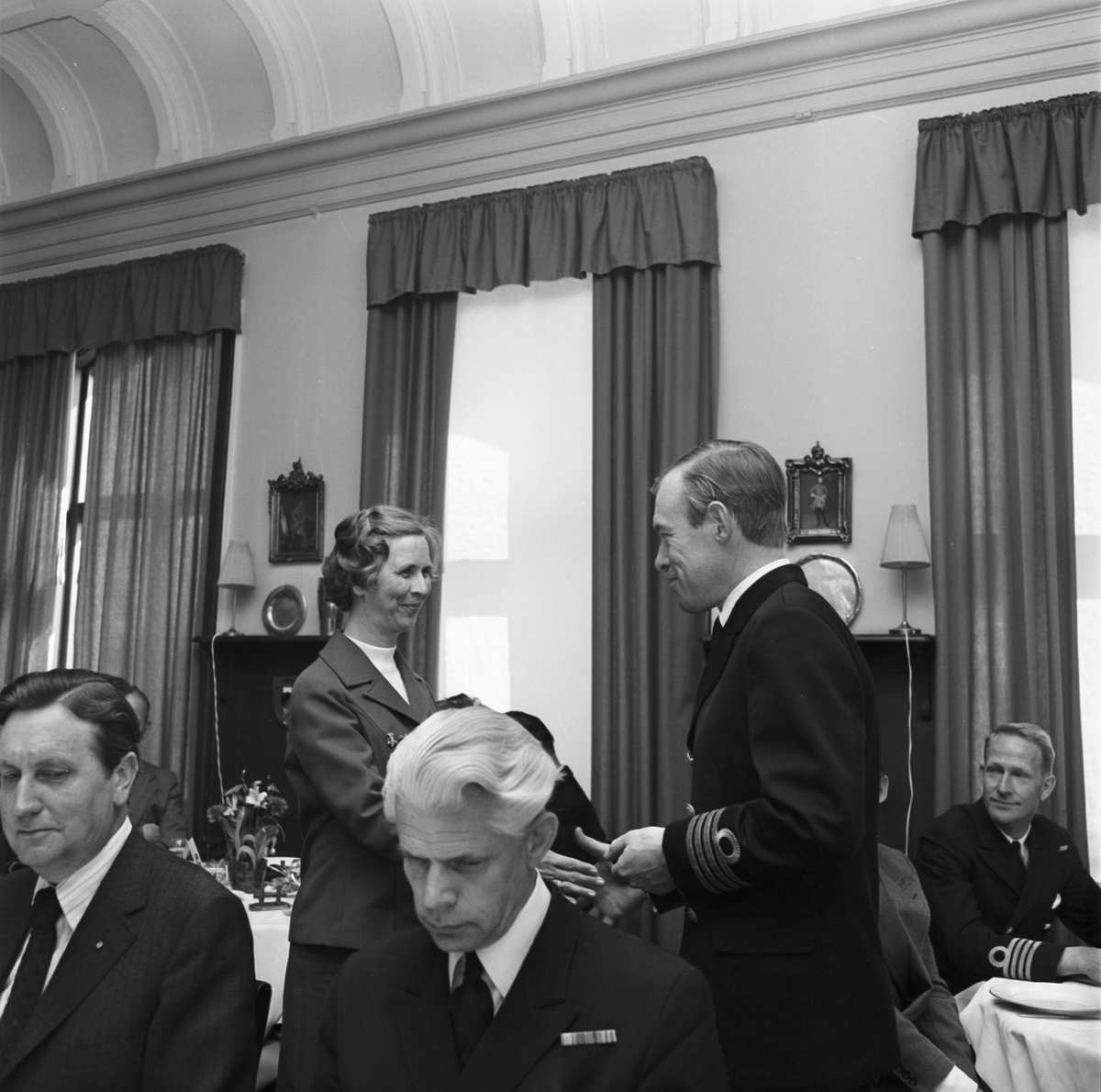 Bilden visar personal från Marinen och Karlskronavarvet på en middag efter torpedbåten Strömstad T-141 sjösättning. Närmast kameran sitter chefen för Västkustens örlogsbas, kommendör av 1. graden Harry Engblom.