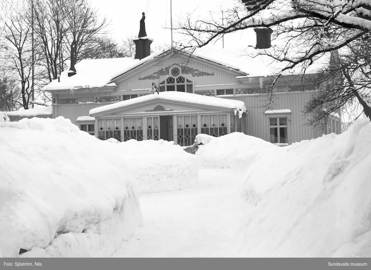 Höga snödrivor och uppskottade gångar framför Svartviks herrgård.