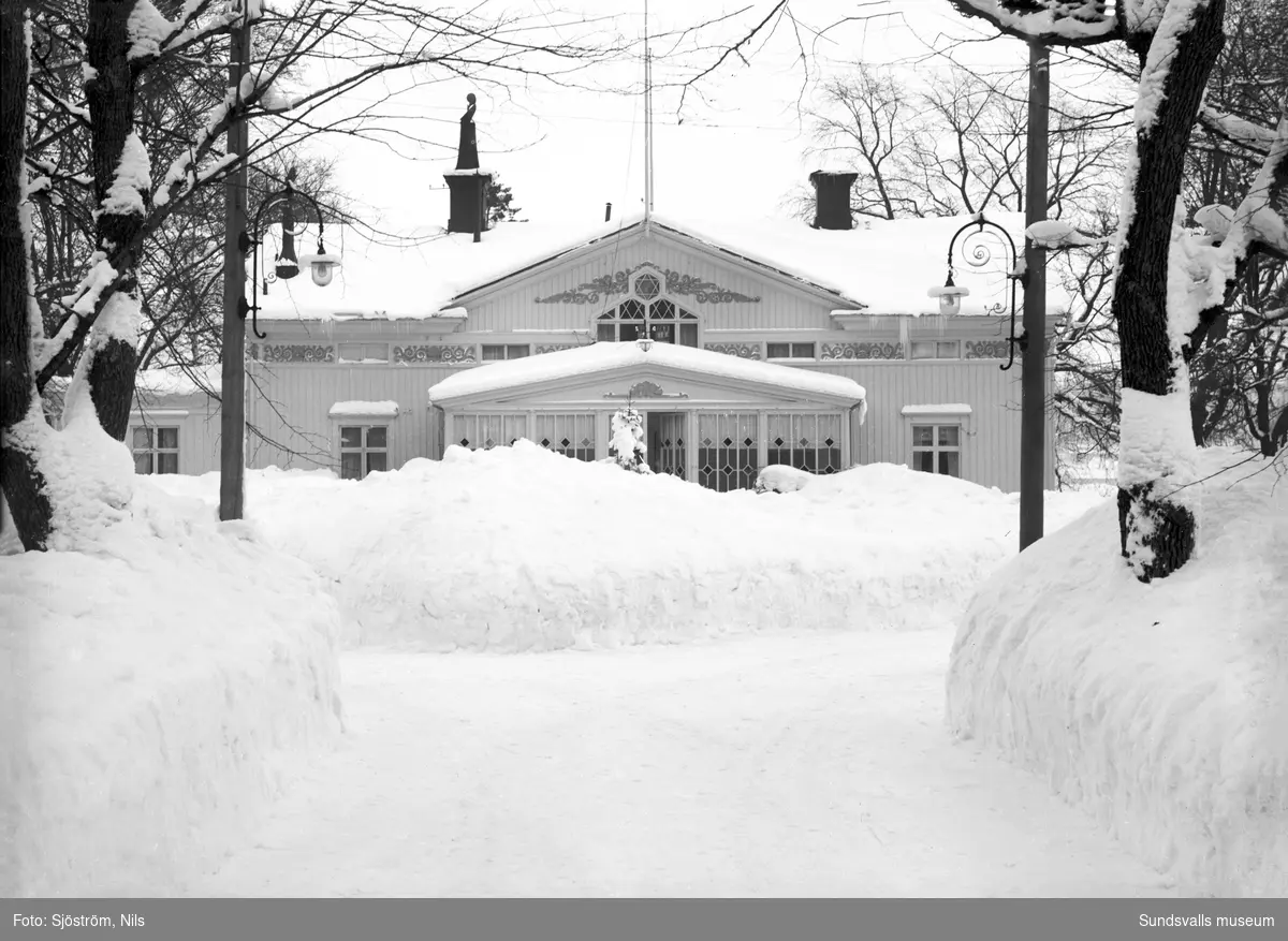 Framför Svartviks herrgård är infarten välskottad men höga snödrivor skymmer glasverandan.