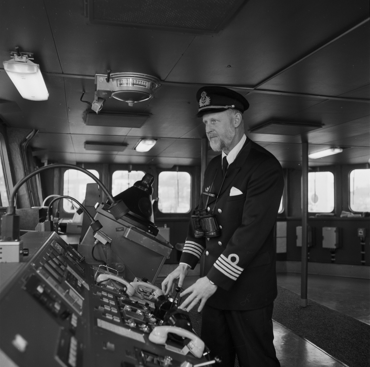 Bilden visar kommendörkapten Lars Thomasson på bryggan av minfartyget Carlskrona.