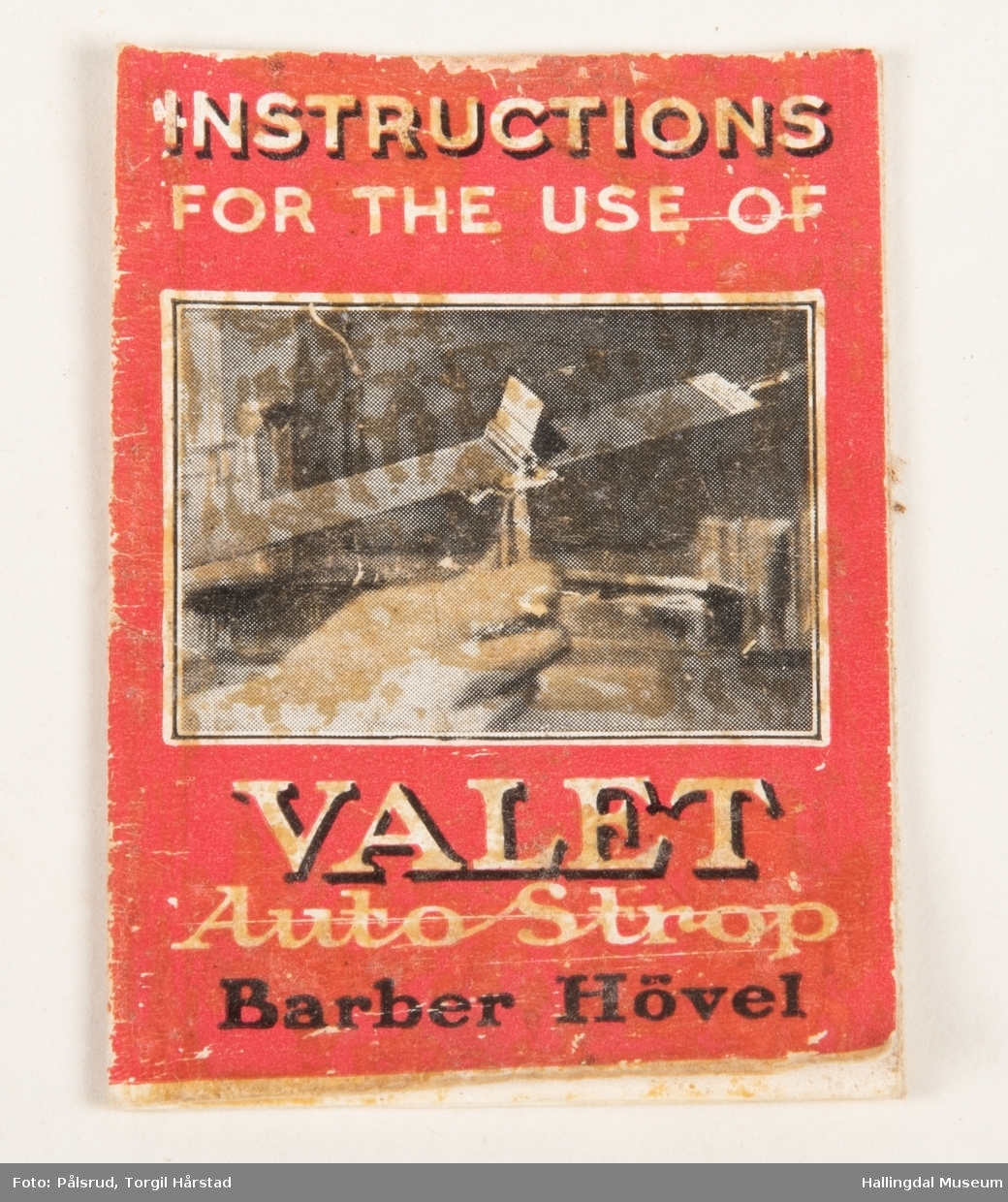 Barberhøvel av merket "Valet" med ekstra barberblader av forskjellige merker, annet tilbehør, to instruksjonsbøker og en informasjonslapp i en liten, brun etuiboks av papp. Produsert av AutoStrop Safety Razor Co.