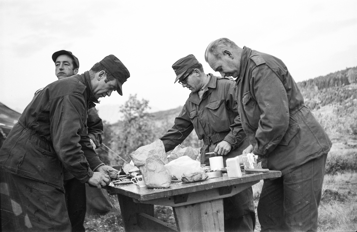 Soldater har matpause under en heimevernsøvelse.