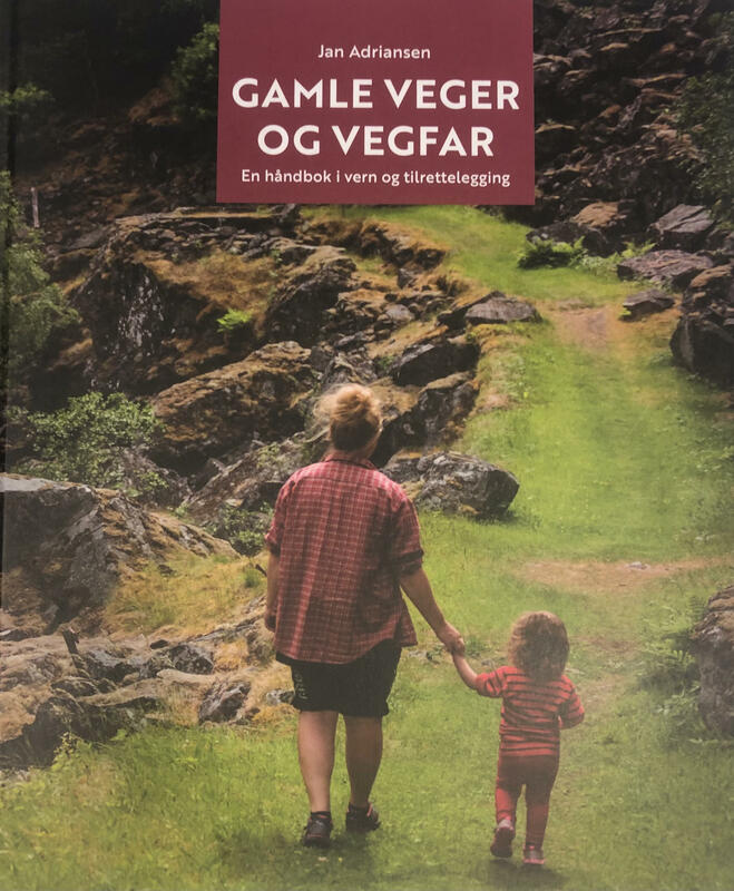 Forside på boken Gamle veger og vegfar. En voksen og et barn går hånd i hånd langs en vei.