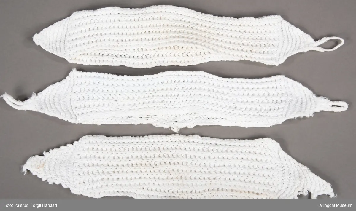 Tre damebind i hvit, patentstrikket og rillet bomull med hemper. Formet dobbelt med åpning på den ene siden.