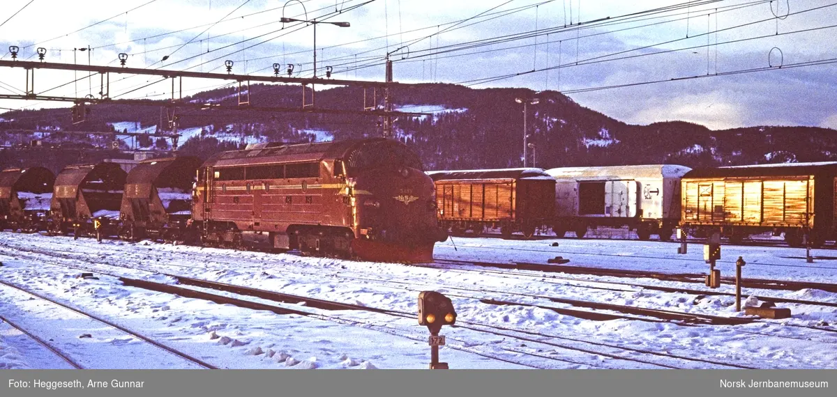Diesellokomotiv Di 3 613 med godstog til Kopprå, "Kopperåkippen" på Trondheim stasjon