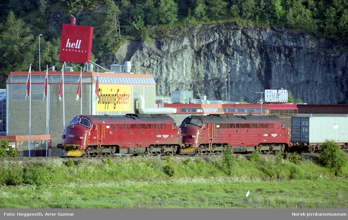 Diesellokomotiv Di 3 632 og Di 3 627 med godstog til Bodø i nærheten av Hell stasjon