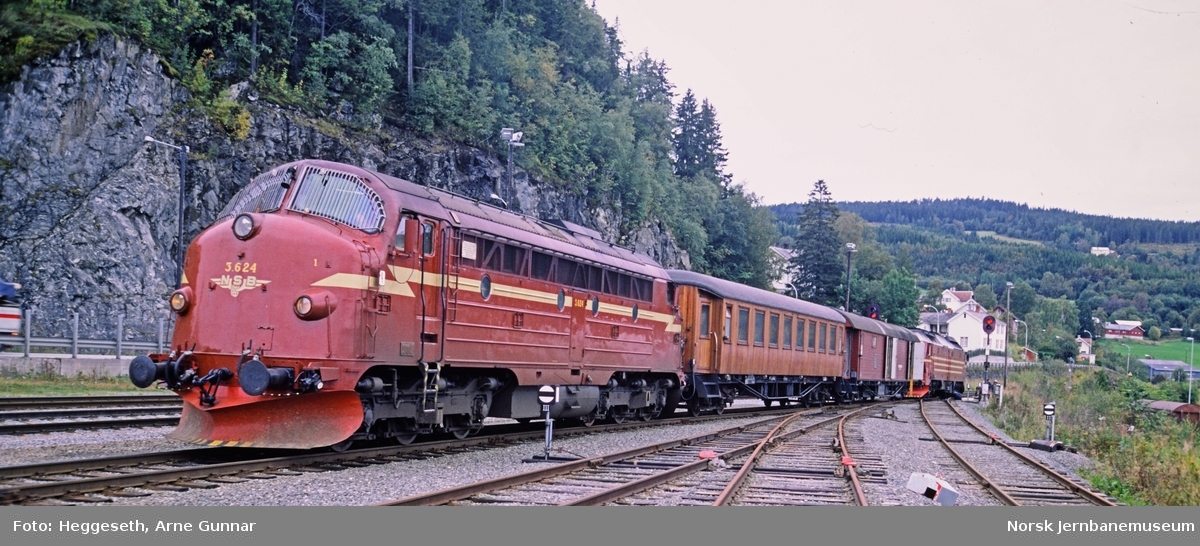 Diesellokomotiv Di 3 624 med redskapstog på Hommelvik stasjon for å berge avsporet diesellokomotiv Di 4