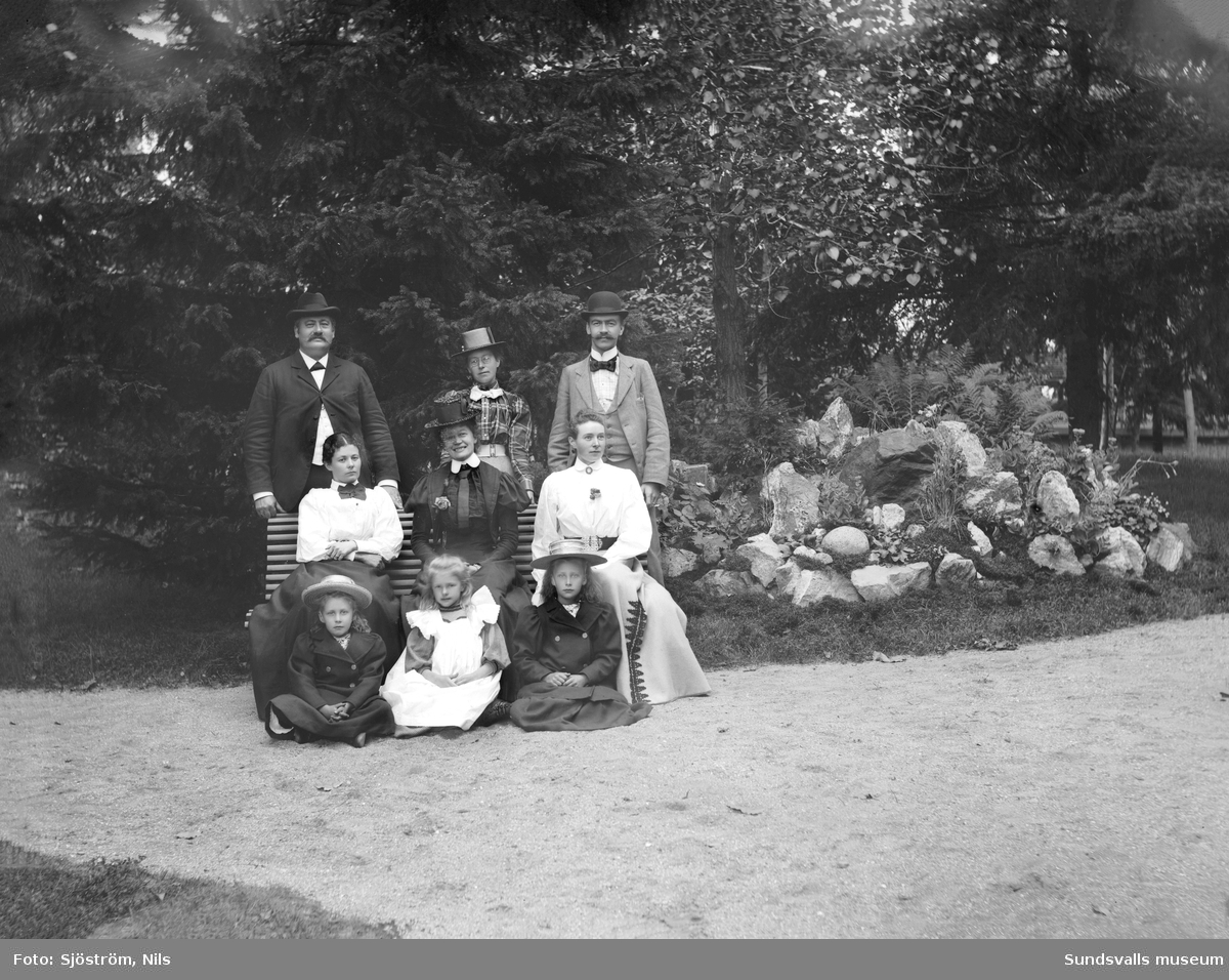 Familjen Barth i trädgården vid Svartviks herrgård. Längst bak till vänster disponent JC Barth, framför honom hustrun Marianne och i mitten längst fram deras dotter Dagmar. Övriga personer oidentifierade.