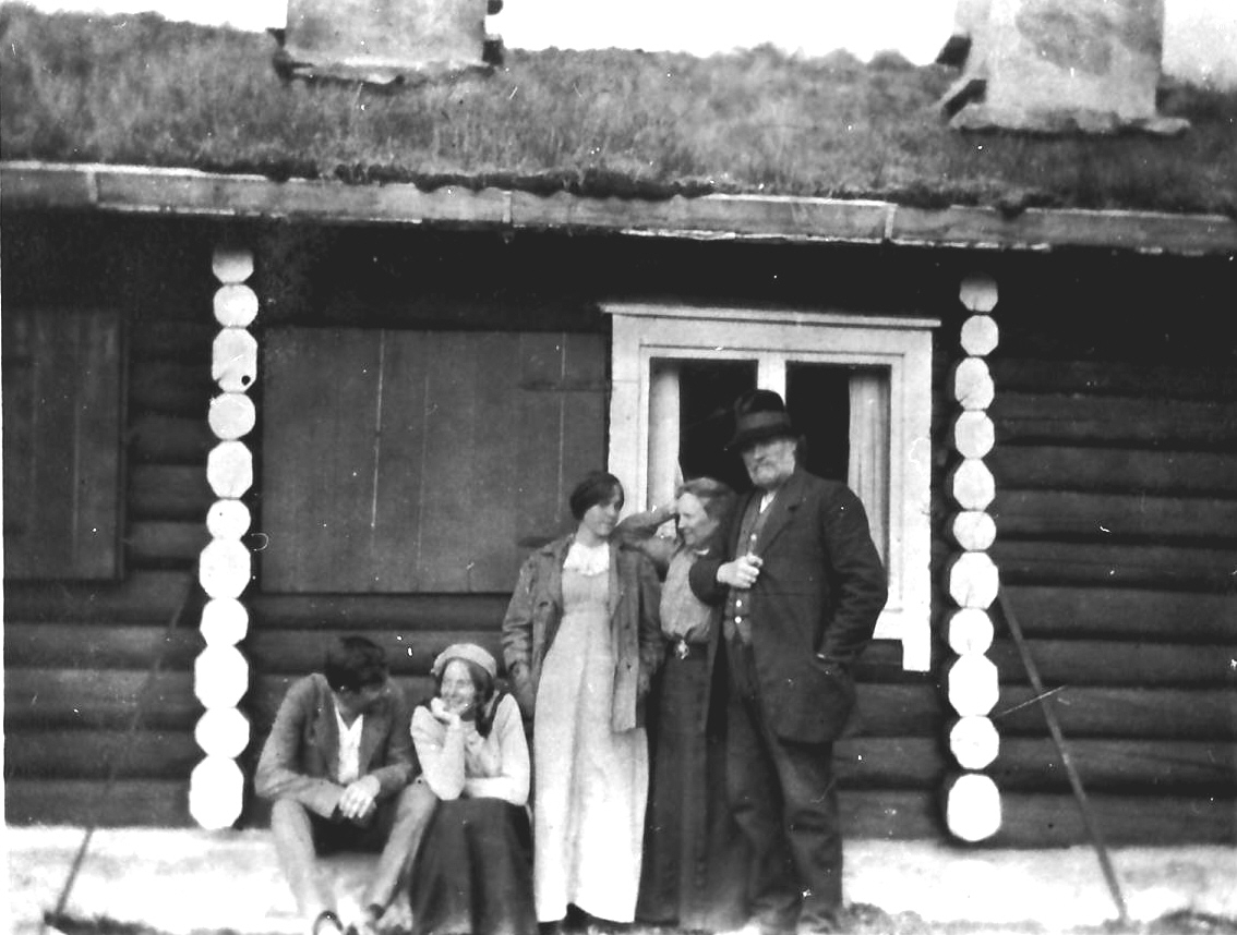 Bull-familien ved hytta ved Sølensjøen. 
