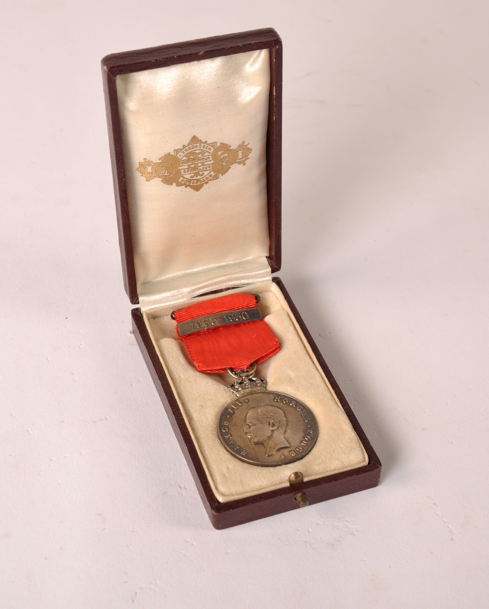 Medalje ved Haakons VIIs 25 års jubileum, i eske.