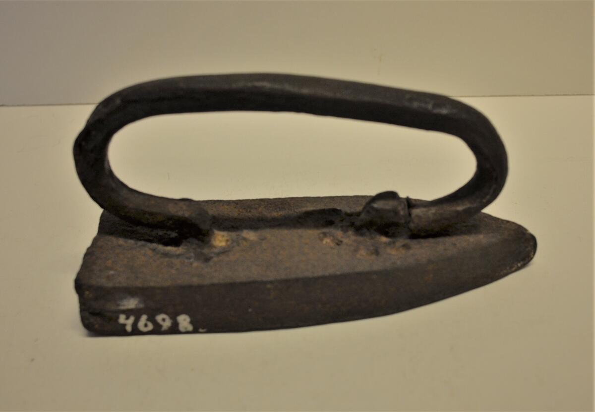 Strykjärn av järn. Bygelformigt handtag. Enligt uppgift från senare hälften av 1700-talet. Ö. Tåsjö, Tåsjö, Ångermanland