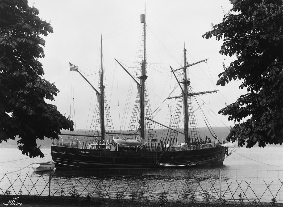 Fram moored off Roald Amundsen's home before departure in summer 1910. Photo: Norwegian Polar Institute / National Library of Norway (Foto/Photo)