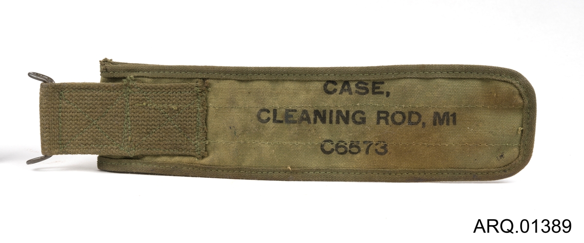 Veske/lumme i tykk tekstil med hempe for å lukke igjen. For oppbevaring av renseutstyr for rifle, kaliber 30 (f.eks US Carabine, Cal. 30 MI).