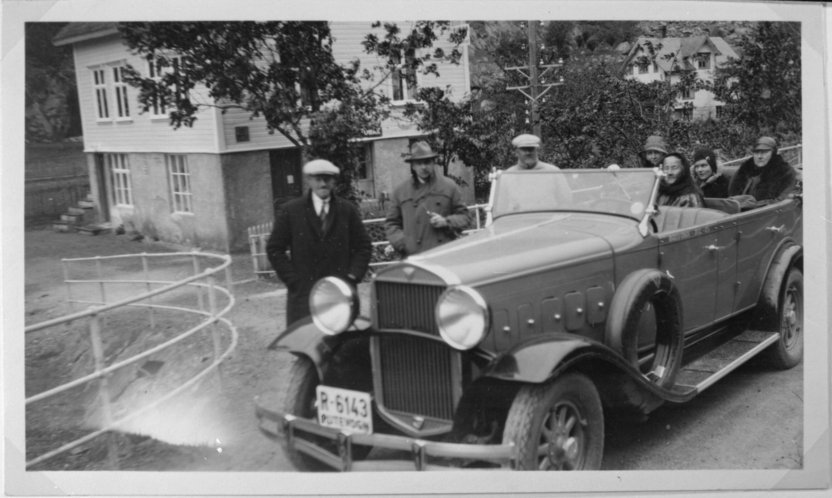 HSD si rutevogn i Skånevik i Etne, ca. 1930. Personane på biletet er ukjende.