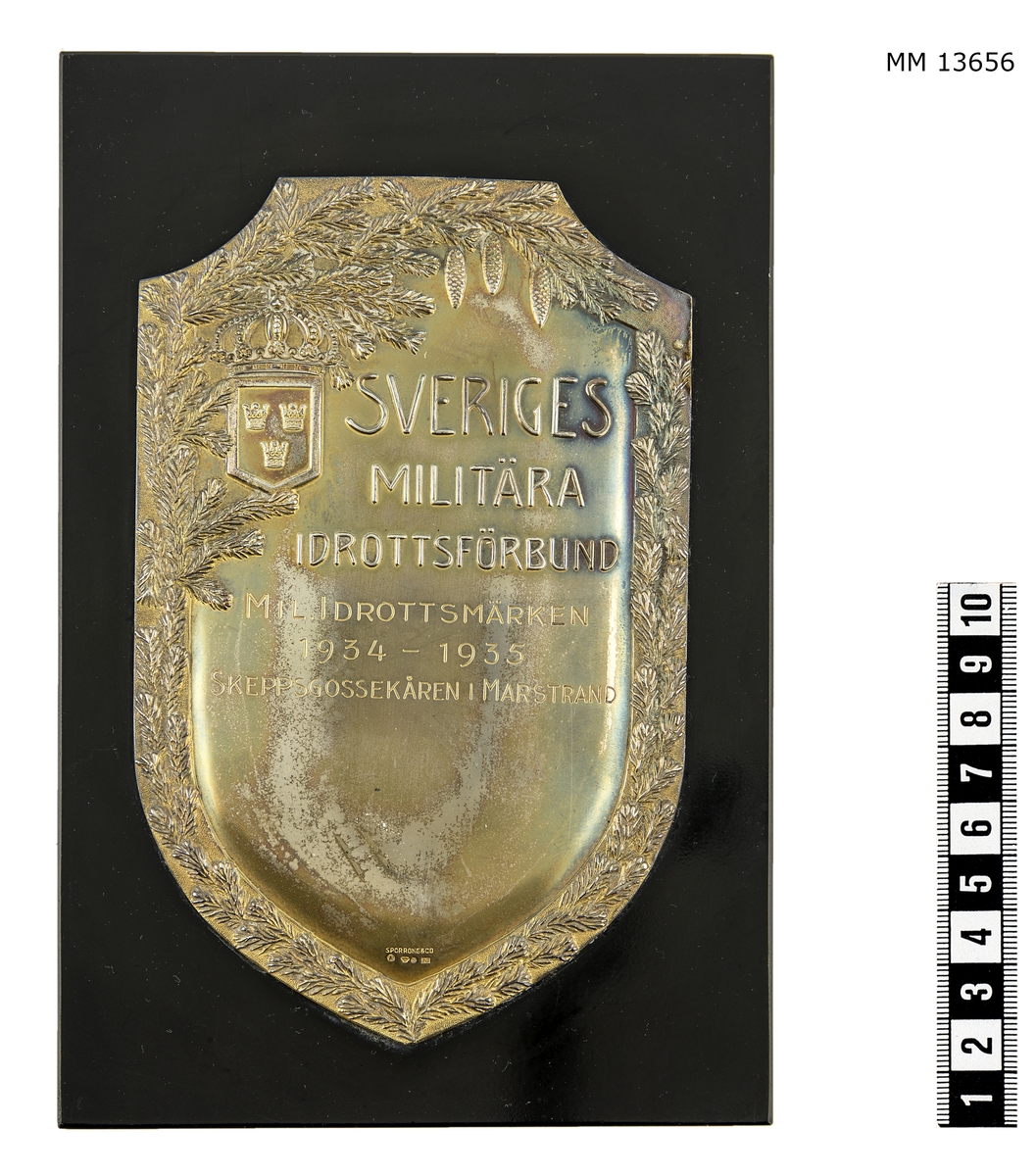 Plakett.
Text: Sveriges Militära Idrottsförbund.
Ingraverat: Militärt Idrottsmärke 1934 - 1935.
Stämpel: SPORRONG&CO I 8