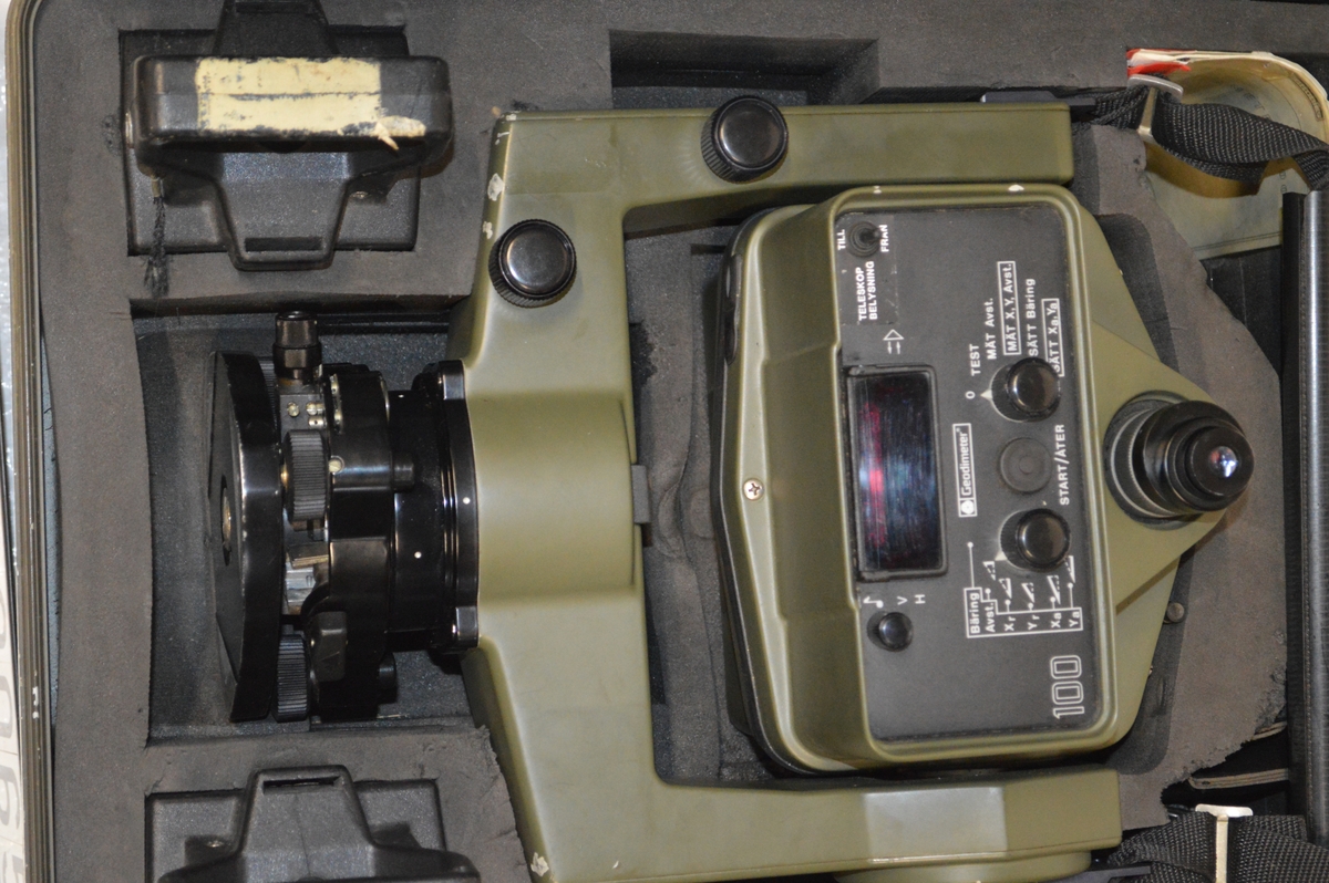 Fältmätutrustningen används till att mäta in kustartilleribatteriets skjutande enheter vid förberedelser inför skjutning.