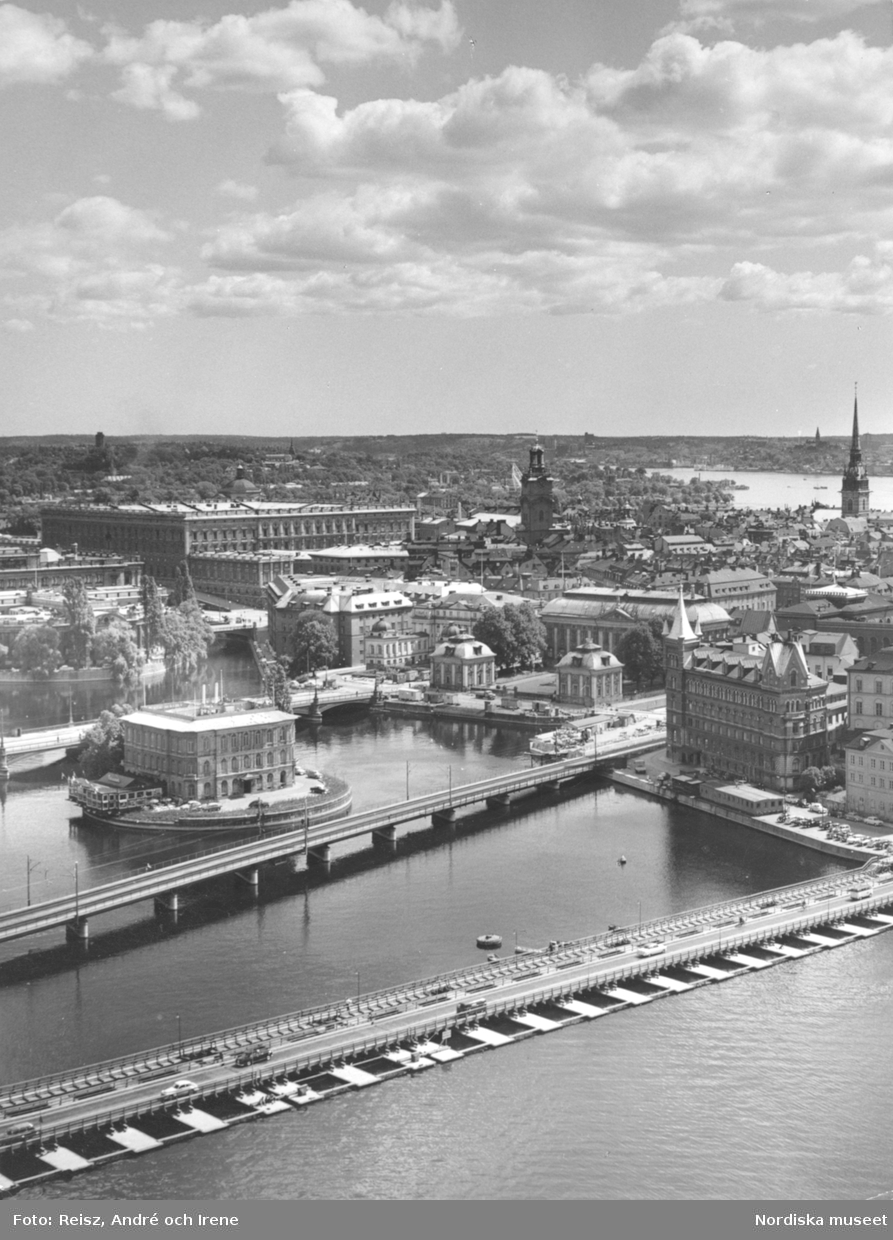 Stockholm. Utsikt från Stadshustornet över Kungliga slottet, Riddarhuset och Gamla stan. I förgrund Central- och Vasabron, juli månad.