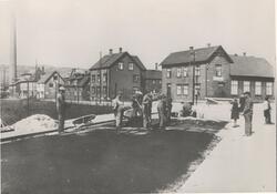 Pasvikveien i Kirkenes, 1935. Den første asfalteringen av Pa