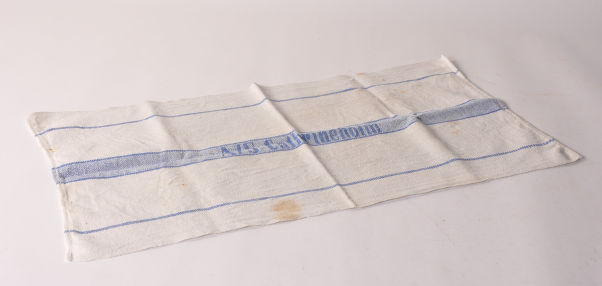 To stk kjøkkenhåndklær i lin med vevd blått mønster og tekst A/S Cathrineholm.