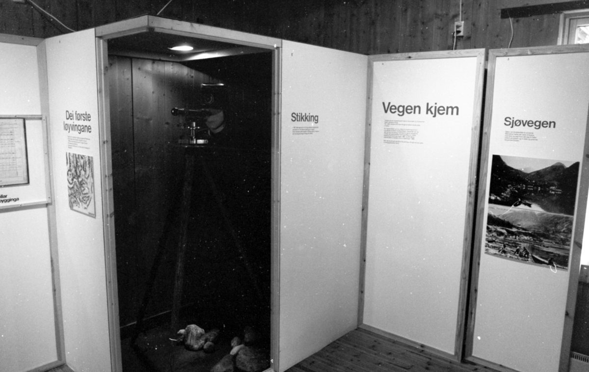 Dokumentasjonsbilder i serie av vegutstillinga i Geiranger. Satt opp av museumsansatte ved Sunnmøre Museum i samarbeid med Vegvesenet.