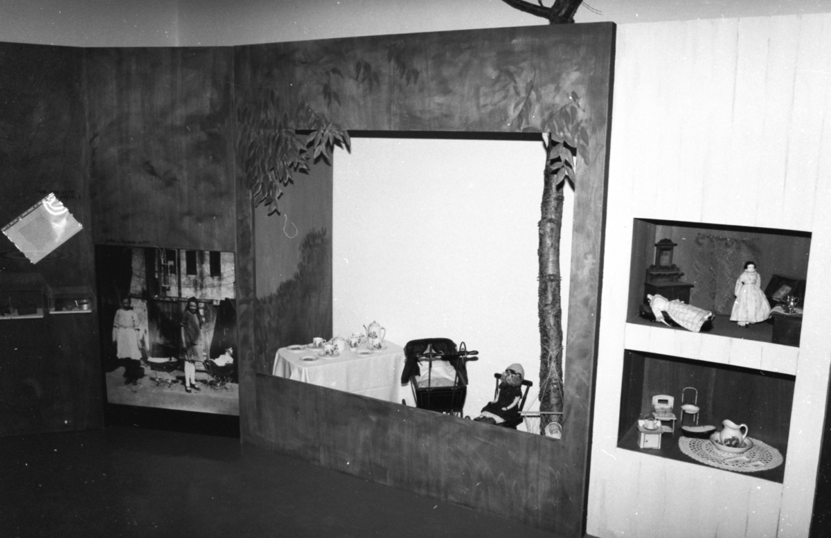 Dokumentasjonsbilder i serie fra barneutstillinga på Sunnmøre Museum i 1989.