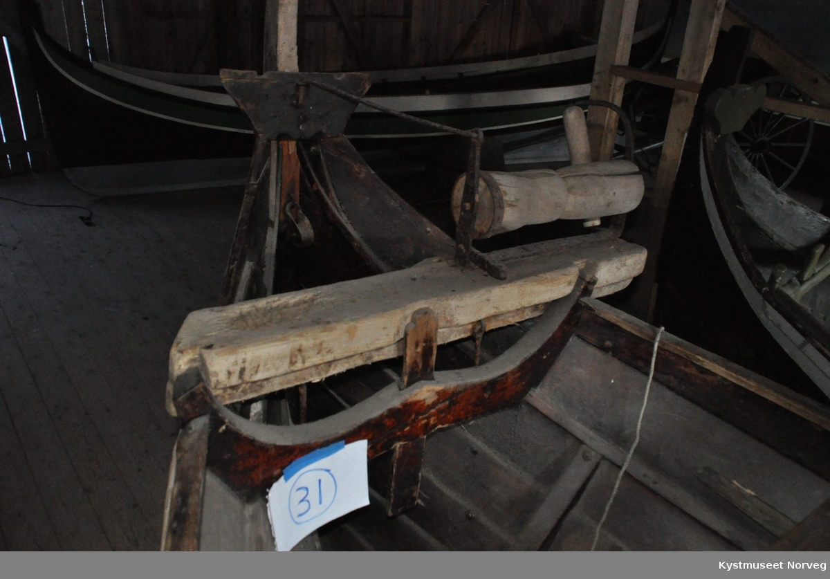 Bindalsbåt 3,5 rom
6,37 meter halslengde
høy på ripa, sneiseilrigget
rull for line eller snøre framme på krystokken
