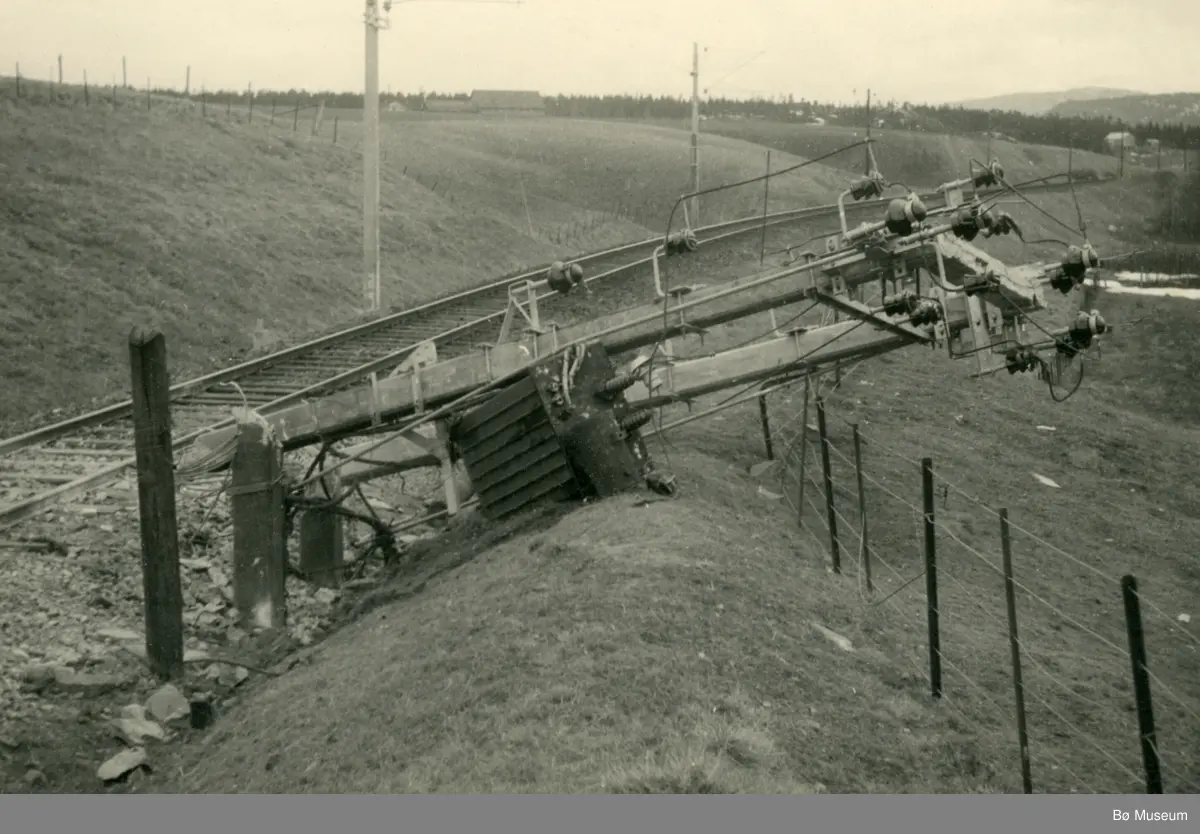 Transformatorstasjon sprengt ved Bø stasjon i 1945. - Midt-Telemark ...