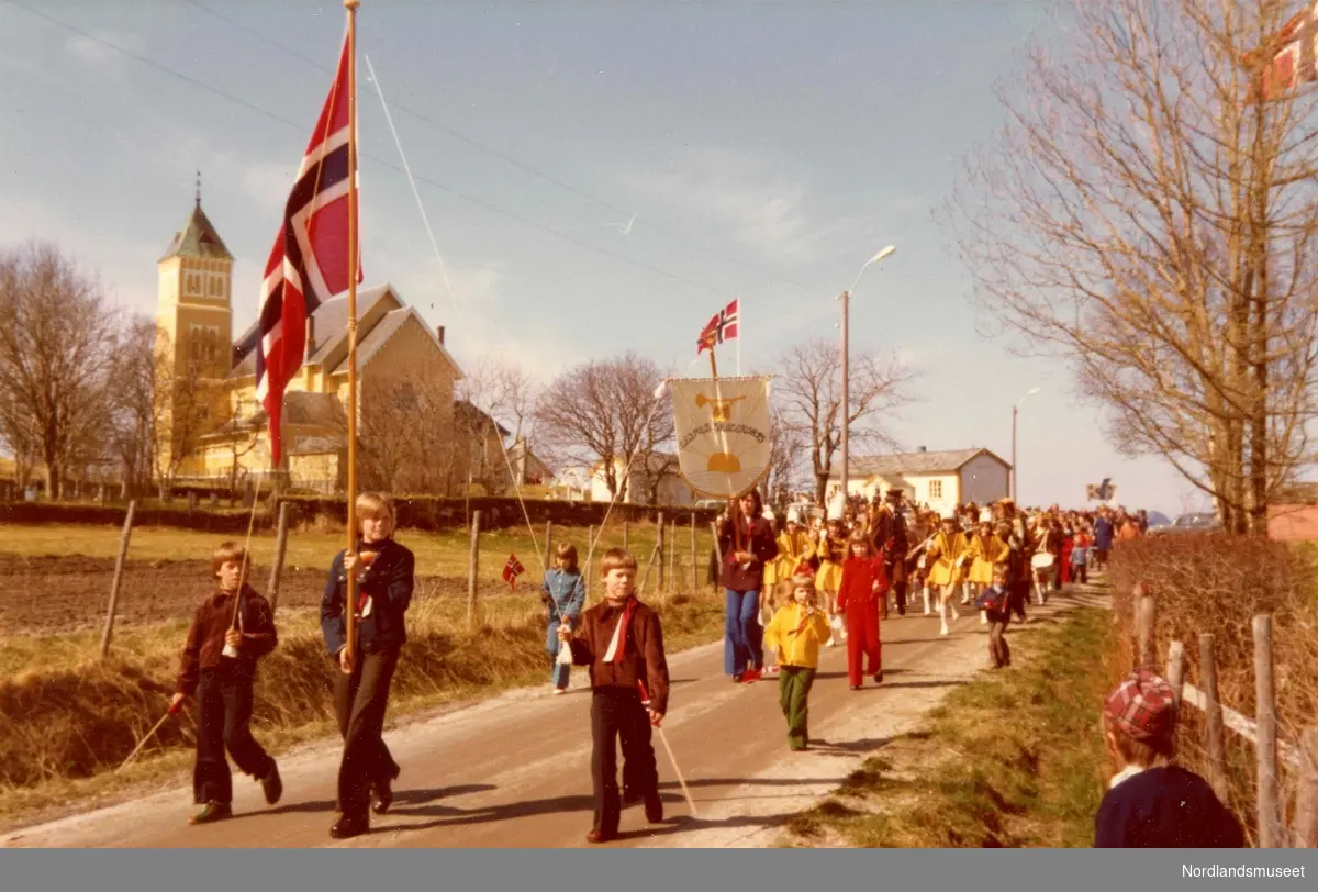 17. mai-feiring på Leines i 1976. I bakgrunnen ser vi Leines kirke, prestestua og gammelskolen.
