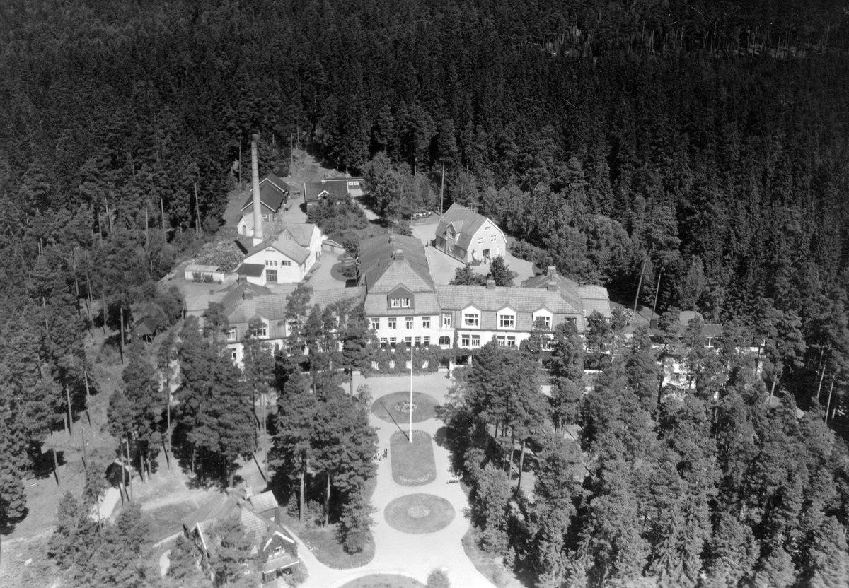 Kronobergs länssanatorium, byggt 1914. 
Under 1930-talet utökades verksamheten vid sanatoriet men i och med botemedlet mot TBC började verksamheten avvecklas för att slutligen läggas ner 1962. 
På 1980-talet genomfördes stora renoveringar av byggnaden och på 1990-talet flyttade Växjö Waldorfskola in i det tidigare sanatoriet. 2003 genomfördes en ny ombyggnation när skolan flyttade ut och det gamla sanatoriet blev en lägenhetsbyggnad.
