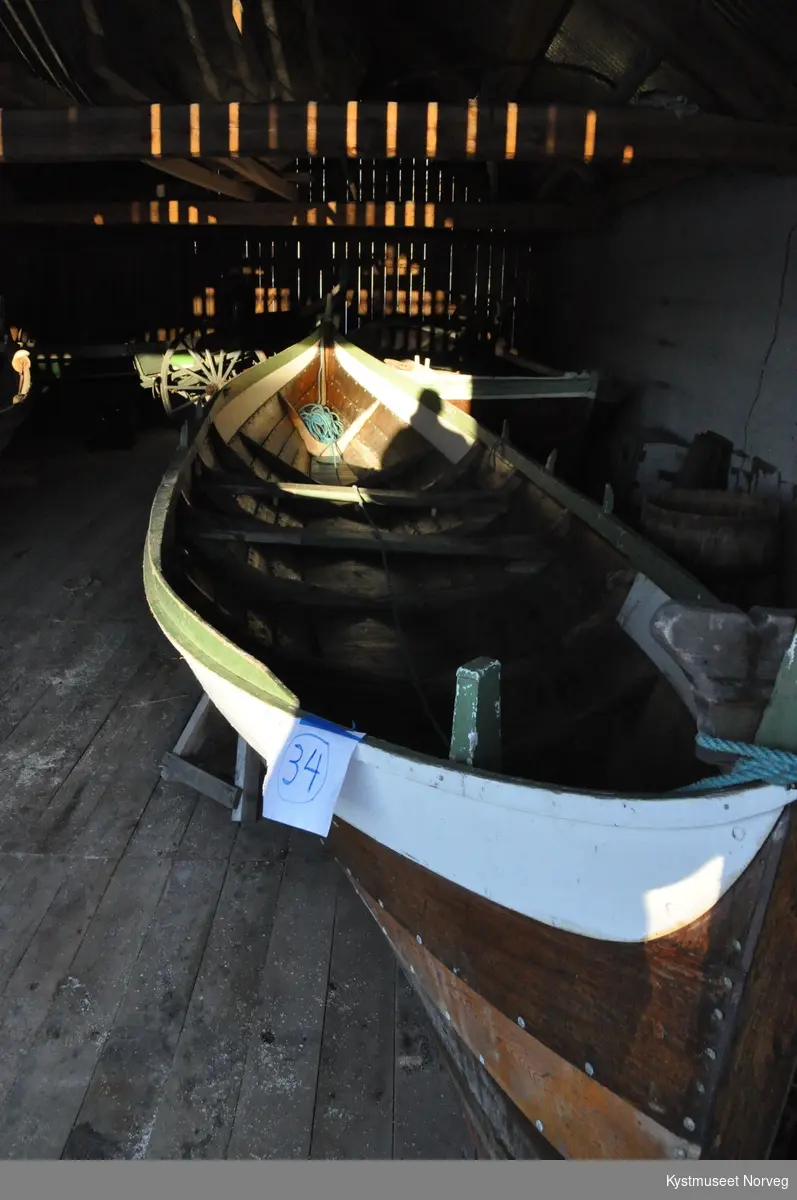 Treroring, nordlandsbåt, båt av nyere dato
6, 37 meter halslengde
bygd utenfor tradisisjonen