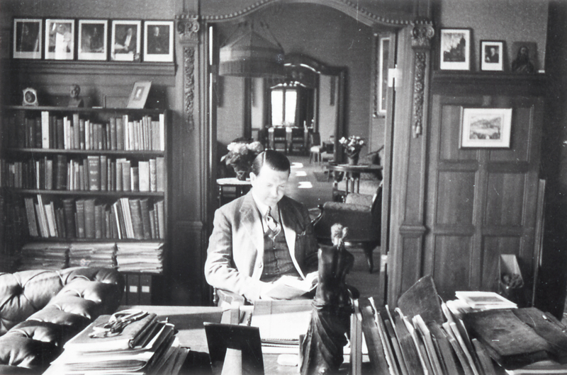 Konrad Birkhaug på kontoret i heimen sin i Kalvedalsveien 12 i Bergen 1940. 
